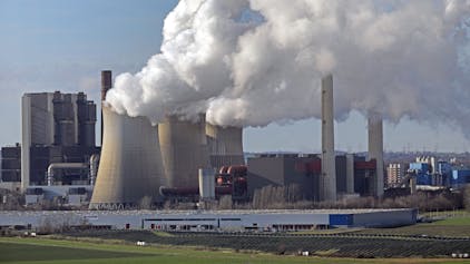 Eschweiler: Aus dem RWE-Kraftwerk Weisweiler steigt Dampf und Rauch. Das alte Braunkohlekraftwerk soll nach der Einigung von Bund und Ländern zum Kohleausstieg bald vom Netz gehen.&nbsp;