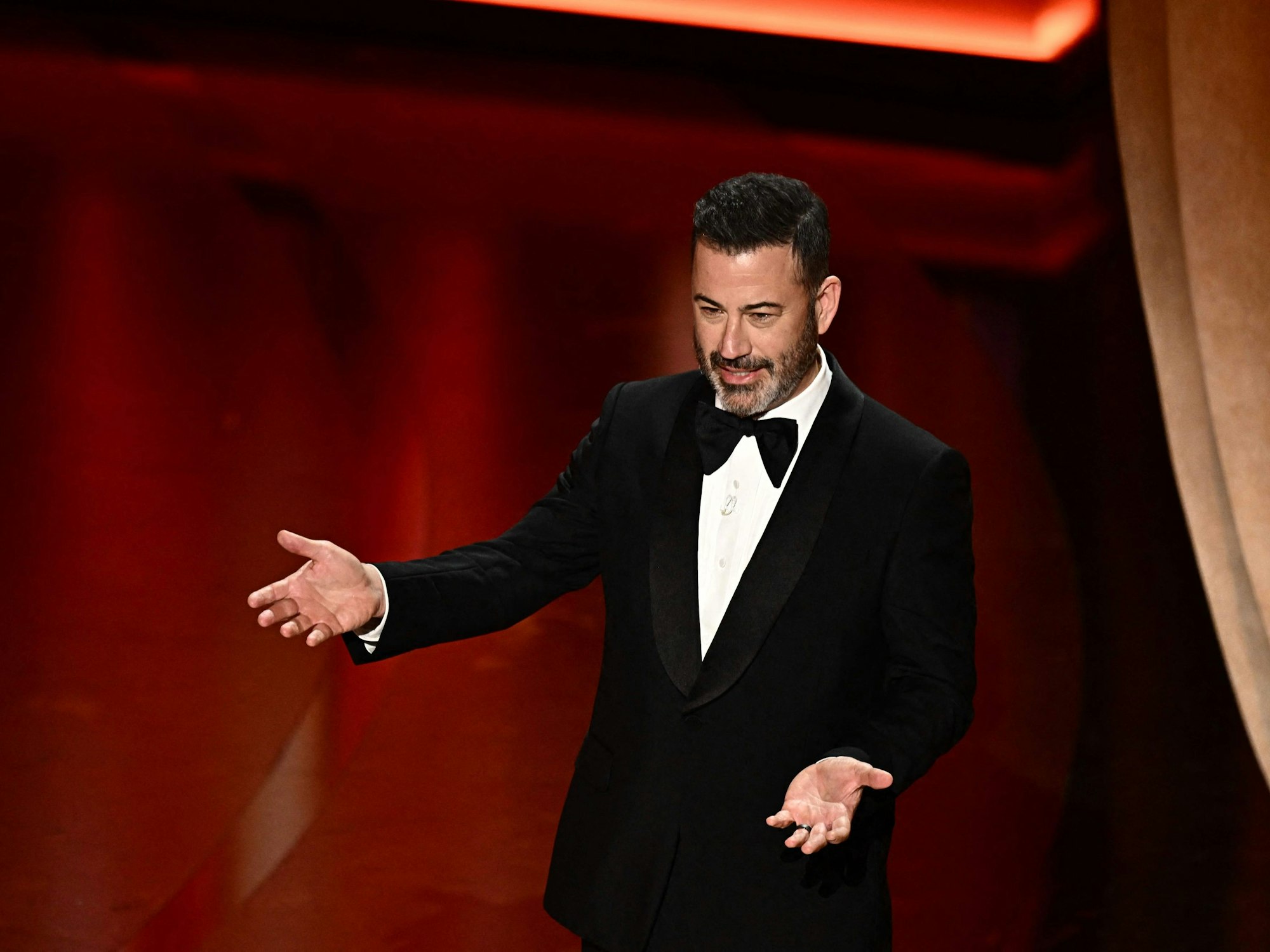 Kein großer Trump-Fan: Moderator Jimmy Kimmel hat die Oscars 2024 moderiert und mit einem fiesen Spruch gegen den Ex-Präsidenten für Lacher gesorgt.