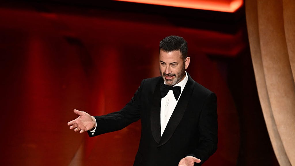 Kein großer Trump-Fan: Moderator Jimmy Kimmel hat die Oscars 2024 moderiert und mit einem fiesen Spruch gegen den Ex-Präsidenten für Lacher gesorgt.