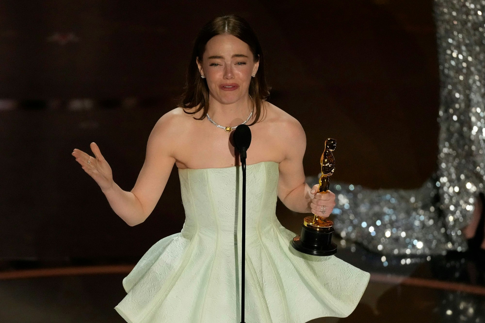 Emma Stone nimmt den Preis für die beste Leistung einer Hauptdarstellerin für „Poor Things“ entgegen.