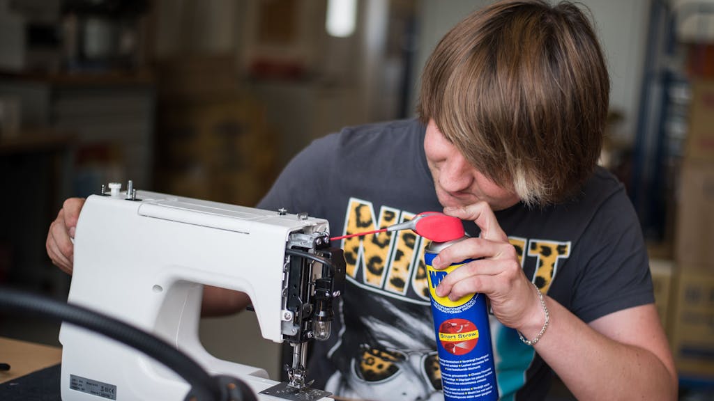 Robin repariert 2015 eine Nähmaschine.