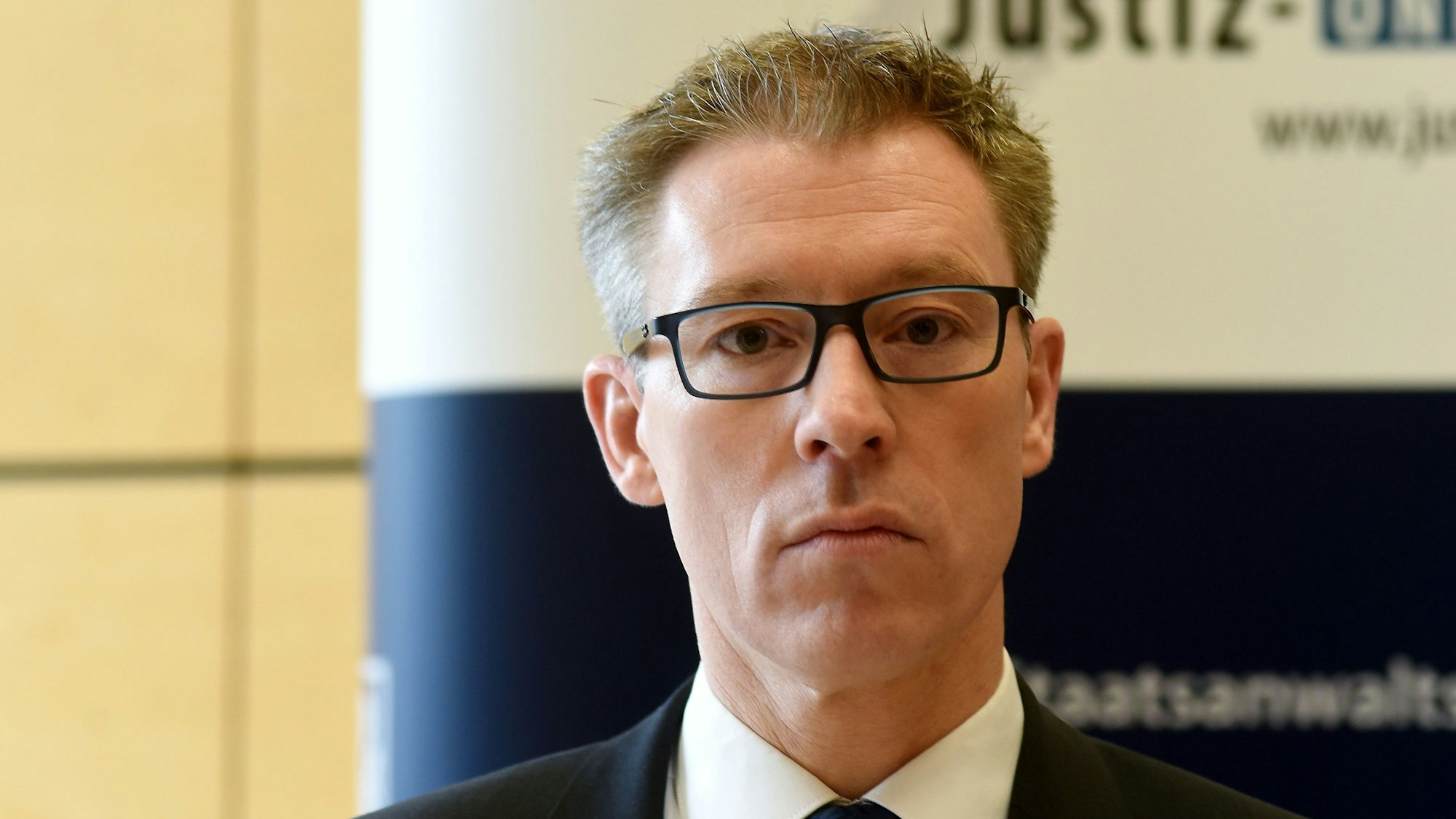 Der Kölner Oberstaatsanwalt Bastian Blaut schaut in die Kamera