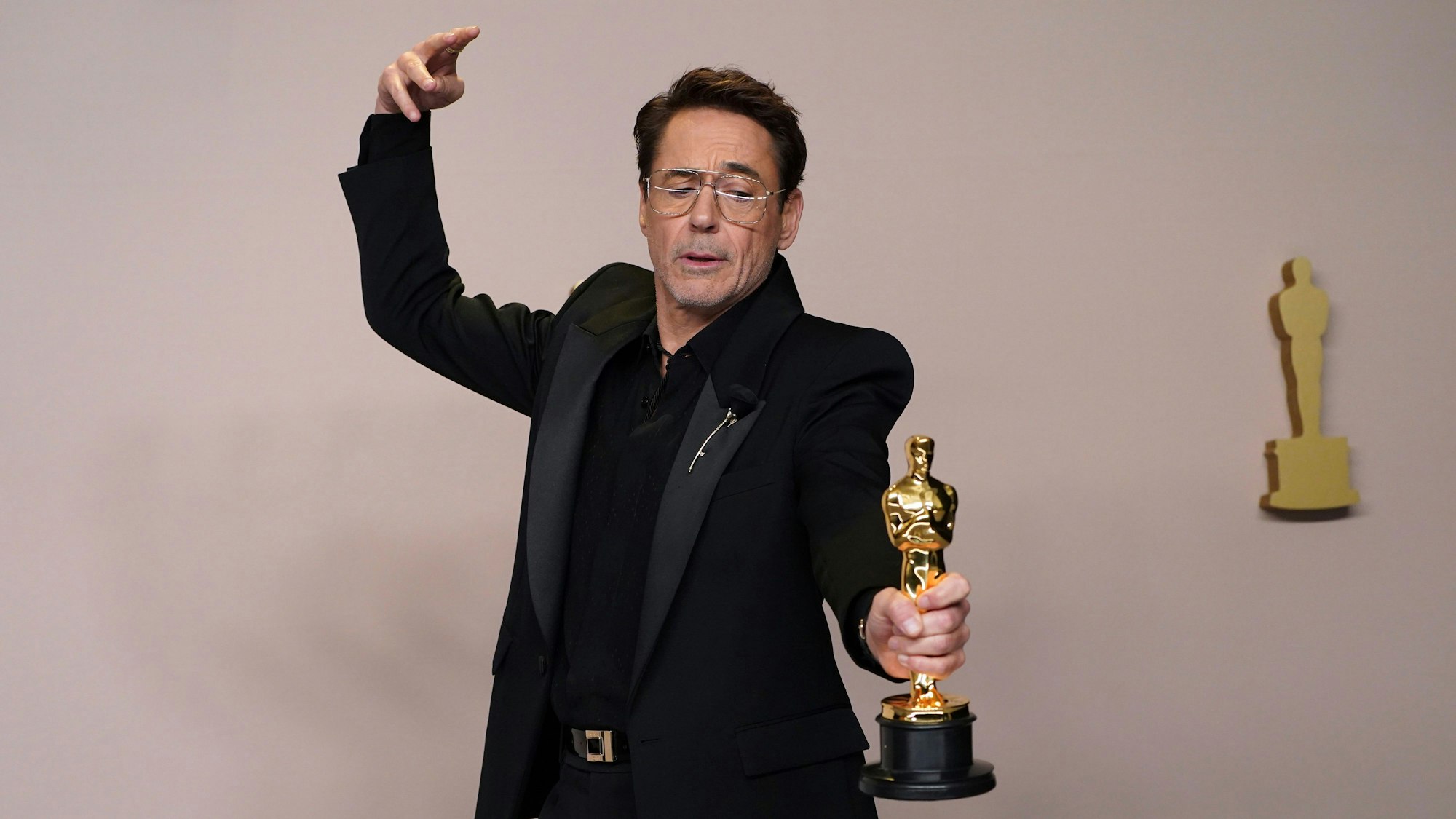 Robert Downey Jr. posiert im Presseraum mit dem Preis für die beste Leistung eines Schauspielers in einer Nebenrolle für „Oppenheimer“ bei der Oscar-Verleihung.