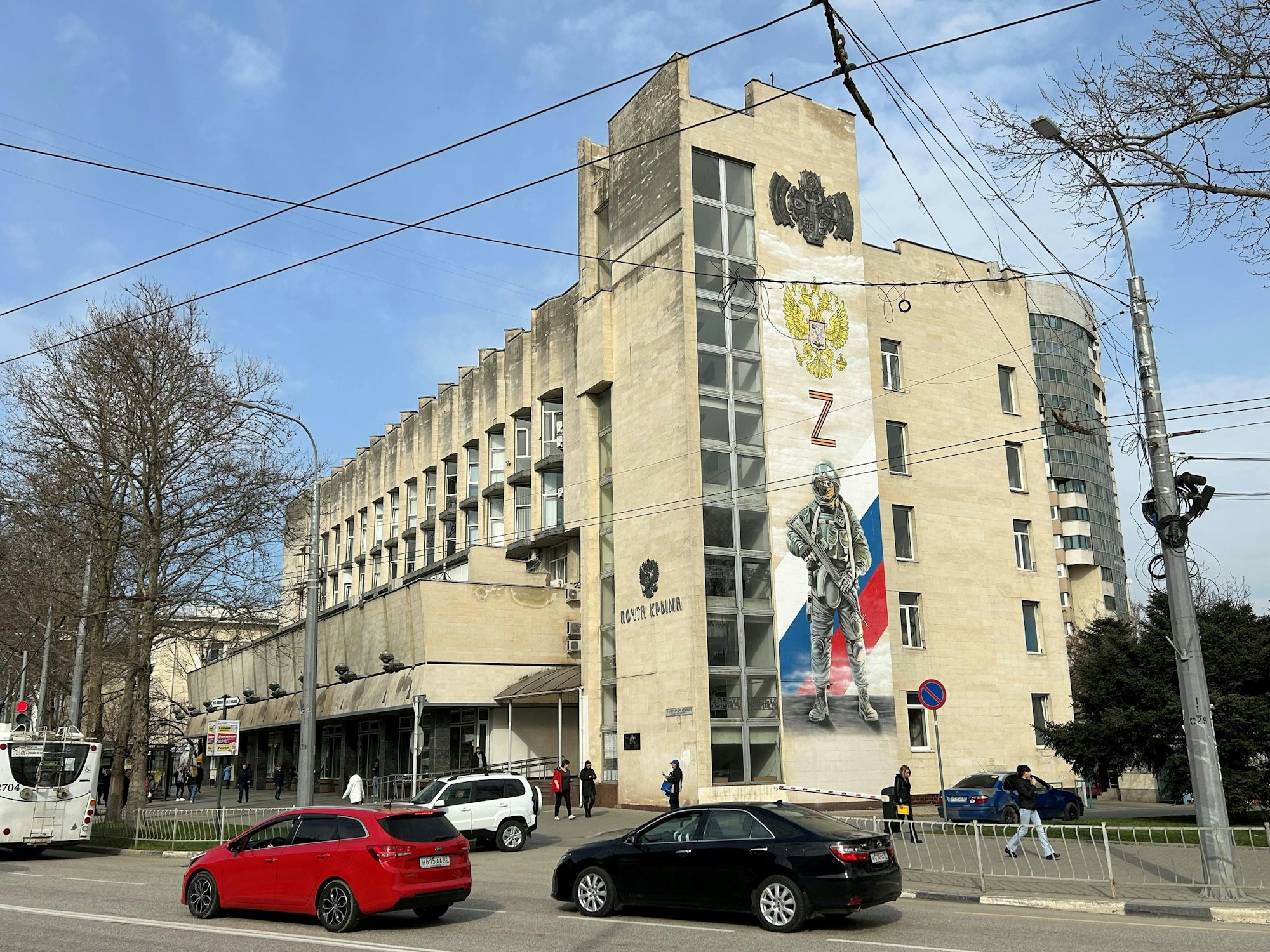 Simferopol: An der Fassade der Hauptpost im Zentrum der Hauptstadt der Schwarzmeer-Halbinsel Krim erinnert ein großes Wandbild an die „militärische Spezialoperation“, wie Russland seinen Krieg gegen die Ukraine nennt.