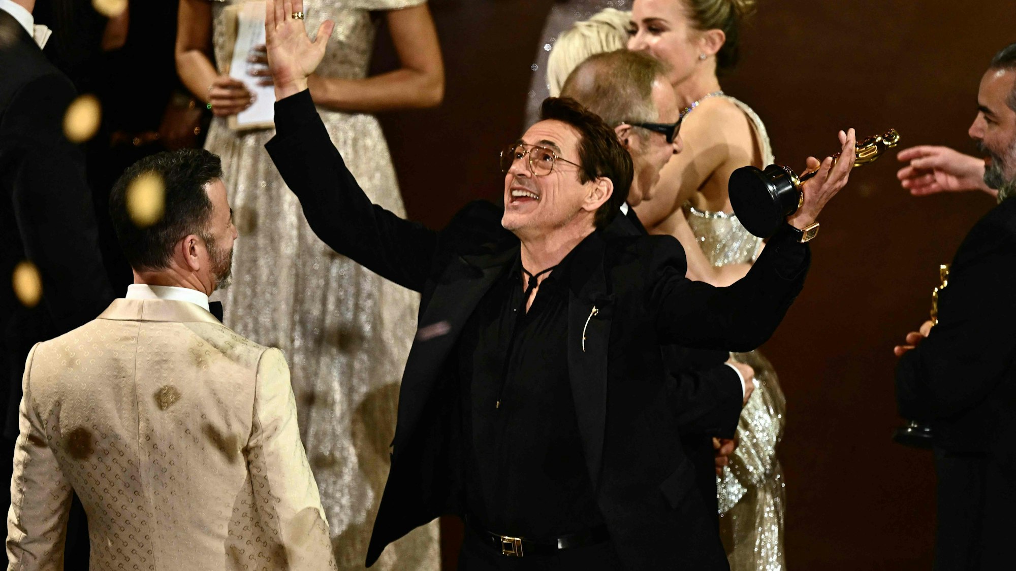 Robert Downey Jr. gewinnt einen Oscar.