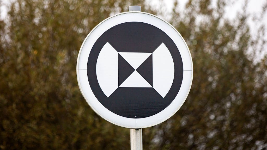Das in schwarz-weiß gehaltene Verkehrszeichen für autonomes Fahren zur Nutzung für automatisiertes und vernetztes Fahren steht im digitalen Testfeld in Südbayern