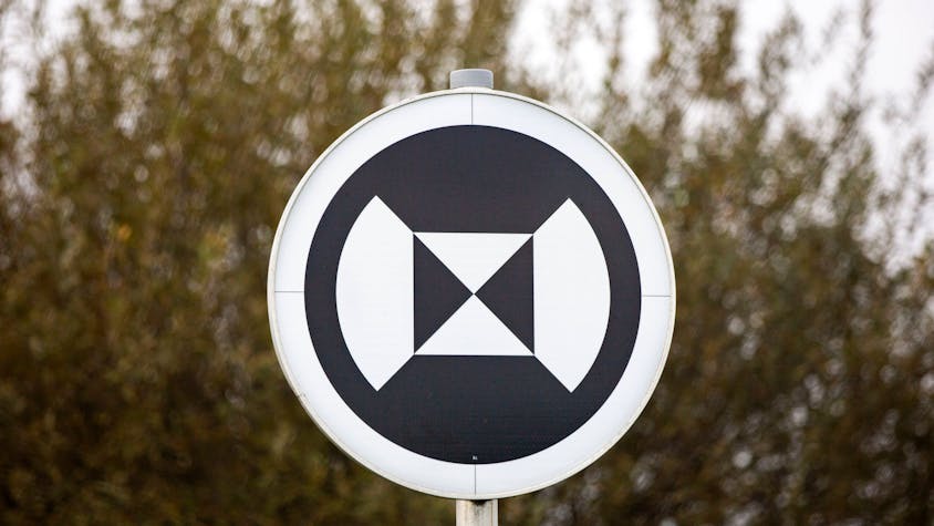Das in schwarz-weiß gehaltene Verkehrszeichen für autonomes Fahren zur Nutzung für automatisiertes und vernetztes Fahren steht im digitalen Testfeld in Südbayern