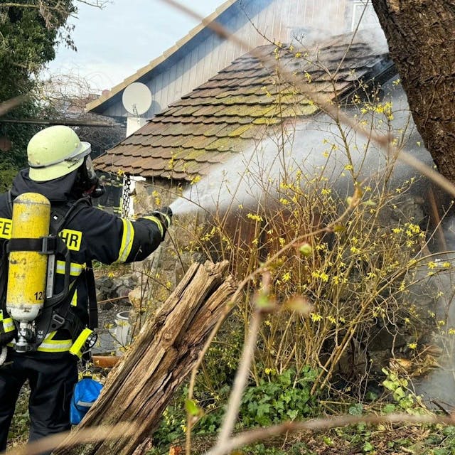 In Erftstadt ist beim Grillen einer Haxe ein selbstgebautes Backhaus in Flammen aufgegangen.