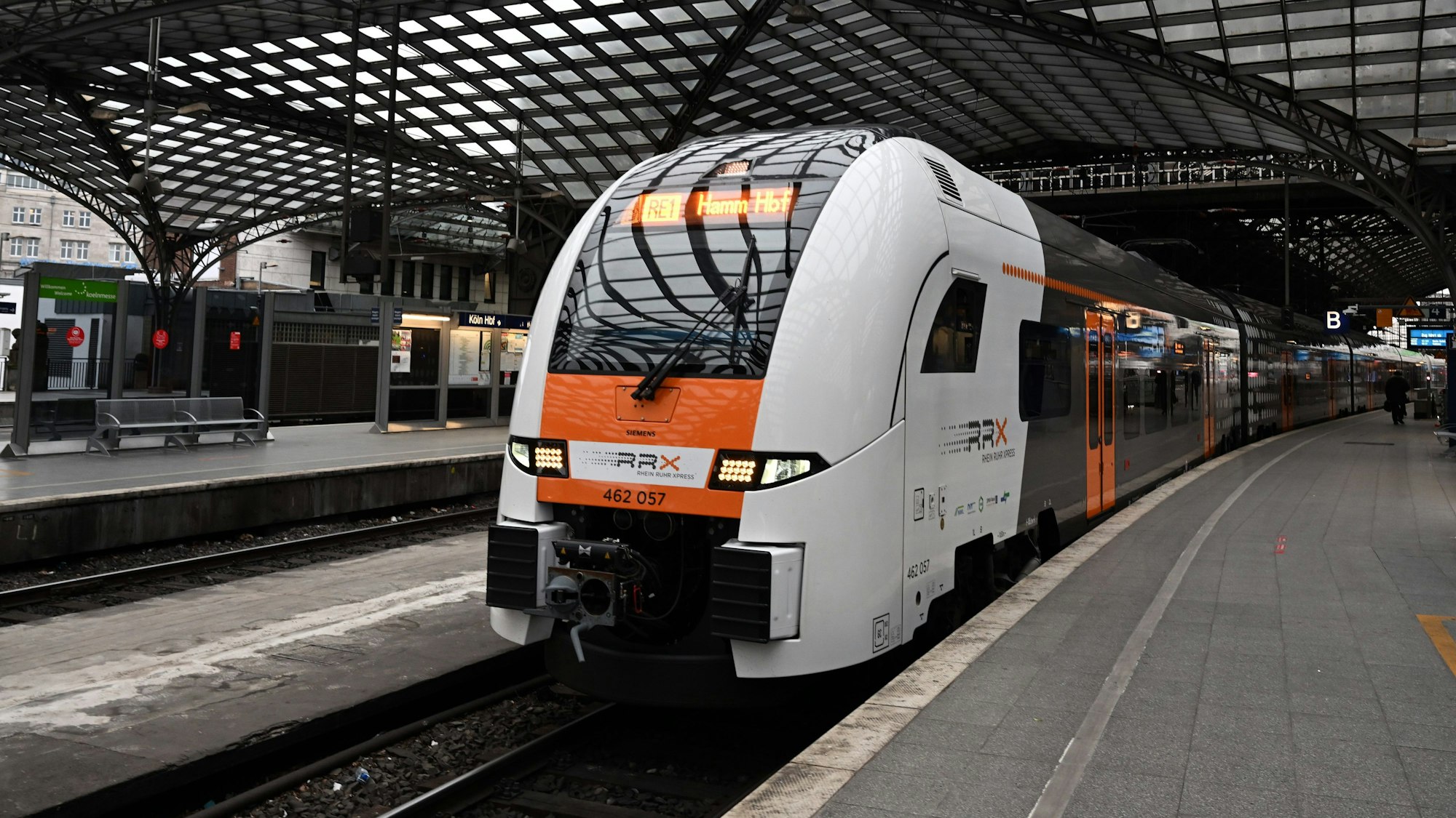 Ein RRX-Zug (Rhein-Ruhr-Express) im Februar 2022 im Kölner Hauptbahnhof.
