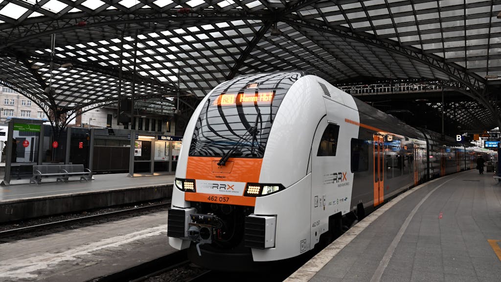 Ein RRX-Zug (Rhein-Ruhr-Express) im Februar 2022 im Kölner Hauptbahnhof.