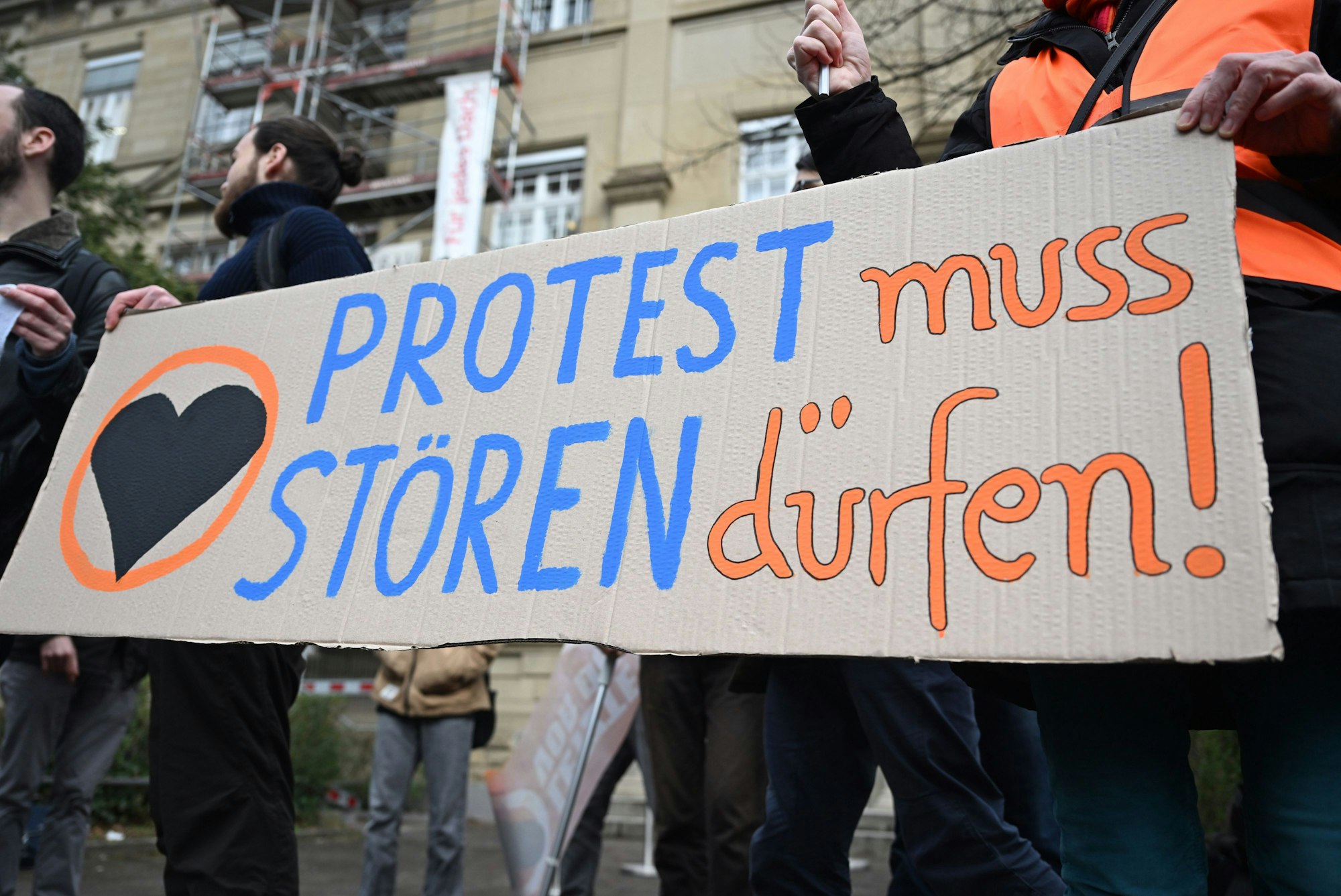 Vor dem Oberlandesgericht (OLG) Karlsruhe protestieren Klimaaktivisten mit einem Plakat auf dem steht «Protest muss stören dürfen!» gegen den Prozess ob Straßenblockaden von Klimaaktivisten als Nötigung einzustufen sind.