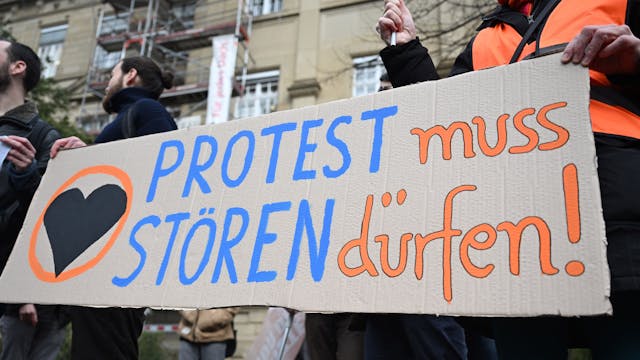 Vor dem Oberlandesgericht (OLG) Karlsruhe protestieren Klimaaktivisten mit einem Plakat auf dem steht «Protest muss stören dürfen!» gegen den Prozess ob Straßenblockaden von Klimaaktivisten als Nötigung einzustufen sind.&nbsp;