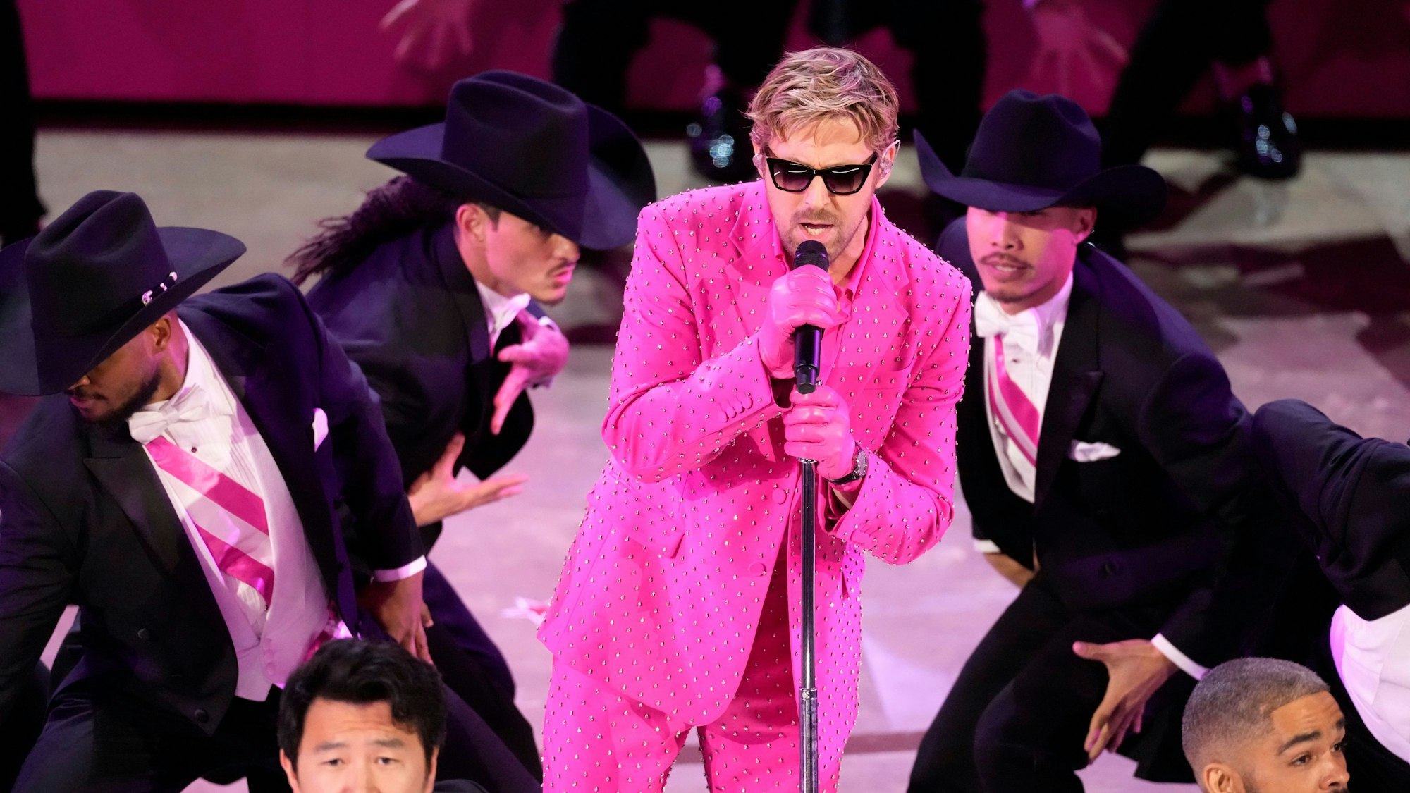 Ryan Gosling (m) performt den Song „I'm Just Ken“ aus dem Film „Barbie“.
