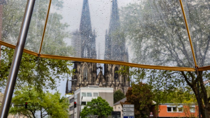 Regenwetter in Köln
Blick auf den Kölner Dom durch einen durchsichtigen Regenschirm.