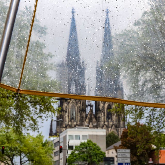 Regenwetter in Köln
Blick auf den Kölner Dom durch einen durchsichtigen Regenschirm.