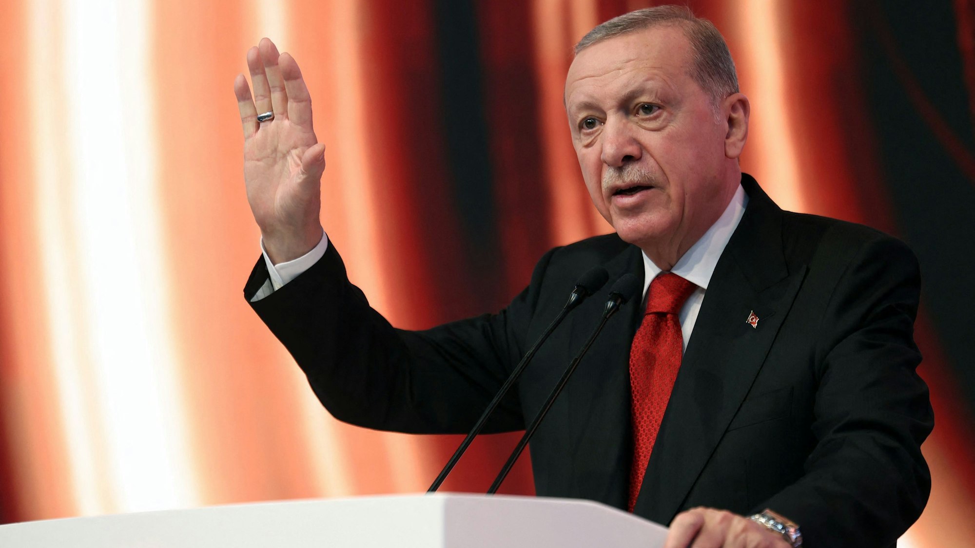 Der türkische Präsident Erdogan hat seinen Abgang aus der Politik für 2028 angekündigt, ob er tatsächlich abtritt, ist aber noch offen.