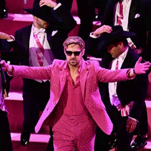 Der „Barbie“-Star Ryan Gosling (m.) verwandelte mit „I'm Just Ken“ die Oscars in eine pinke Karaoke-Party.
