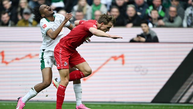 Mönchengladbachs Nathan Ngoumou (l) und Kölns Timo Hübers kämpfen um den Ball. Der FC-Verteidiger wird nach dem Einsatz zurückgepfiffen.