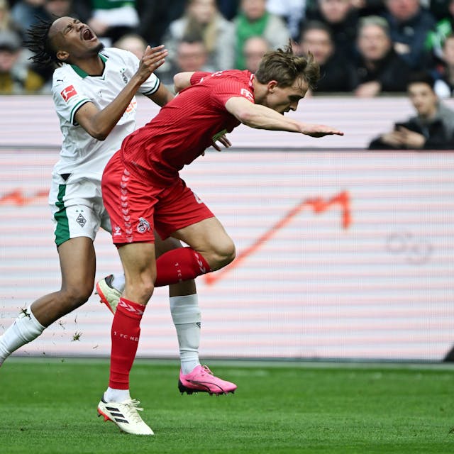 Mönchengladbachs Nathan Ngoumou (l) und Kölns Timo Hübers kämpfen um den Ball. Der FC-Verteidiger wird nach dem Einsatz zurückgepfiffen.