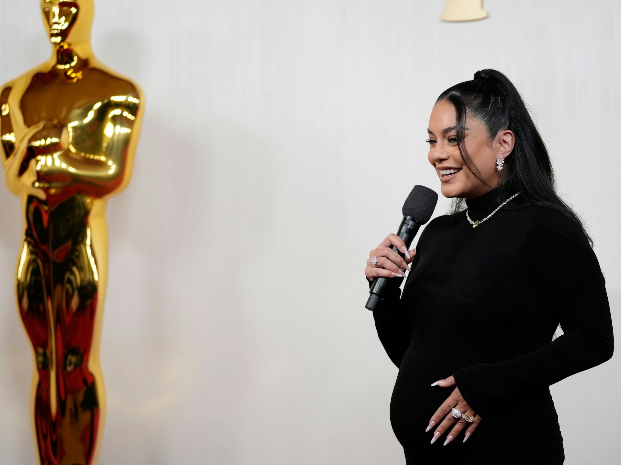 Sängerin Vanessa Hudgens präsentierte bei den Oscars 2024 erstmals ihren Babybauch.