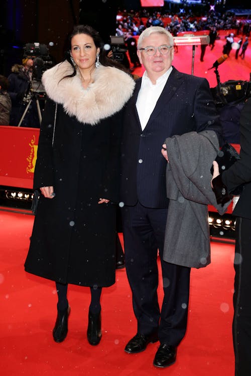 Das Foto zeigt Joschka Fischer mit Ehefrau Minu bei der Premiere des Films „The Grandmaster“ bei der Eröffnungsgala der 63. Berlinale in Berlin.