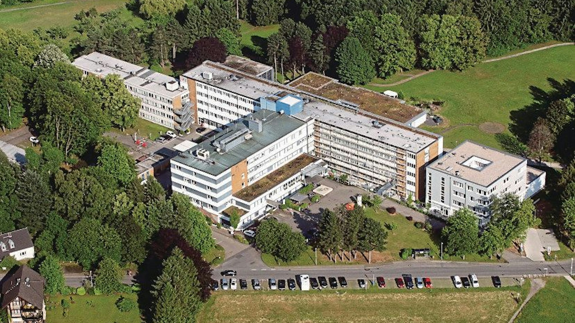 Das Bensberger Vinzenz-Pallotti-Hospital aus der Luft gesehen.