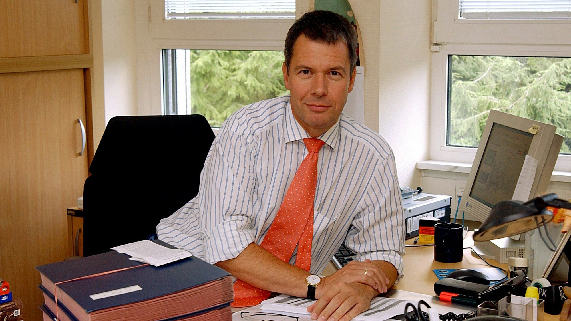 Peter Kloeppel, seit dem 1. November 2004 neuer Chefredakteur von RTL und weiterhin Anchorman der Nachrichtensendung „RTL aktuell“, am 12. August 2004 an seinem Schreibtisch in der Nachrichtenredaktion des Privatsenders in Köln.