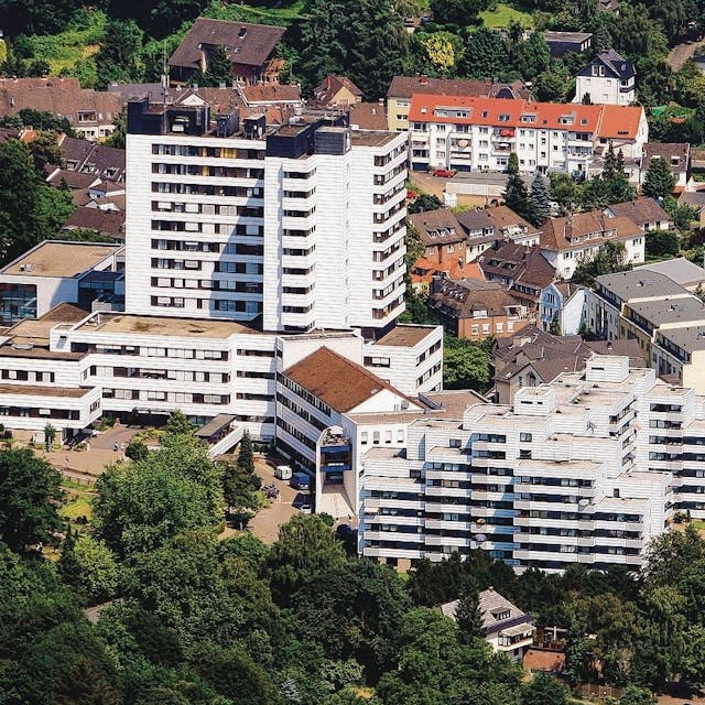 Das Bergisch Gladbacher Marien-Krankenhaus steht auf einer Anhöhe.