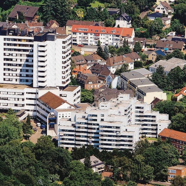 Das Bergisch Gladbacher Marien-Krankenhaus steht auf einer Anhöhe.