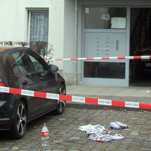 Vor einem Hauseingang in Köln-Vingst ist eine Person durch einen Schuss schwer verletzt worden.
