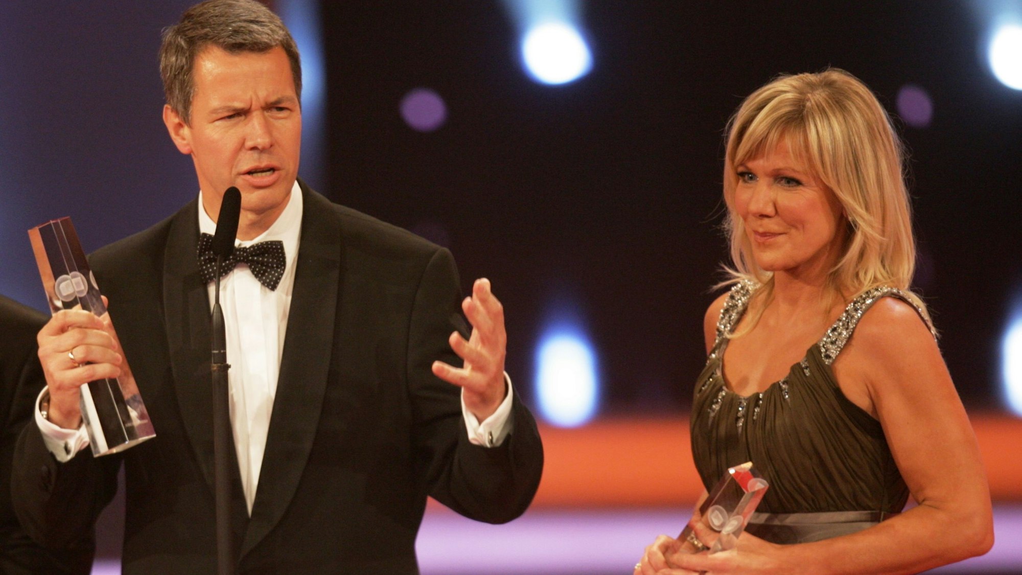 Die Moderatoren Peter Kloeppel und Ulrike von der Groeben erhalten am 29. September 2007 in Köln den Deutschen Fernsehpreis in der Kategorie „beste Informationssendung“.