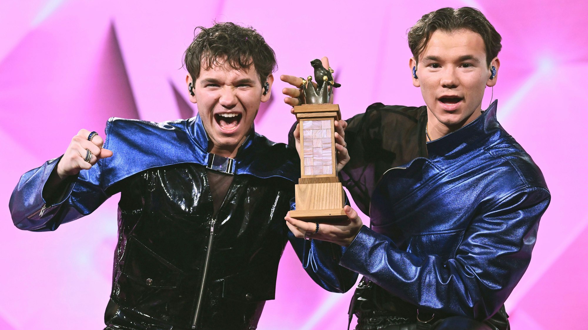 Das norwegische Duo Marcus & Martinus feiert nach dem Gewinn des Finales des schwedischen „Melodifestivalen“ mit dem Lied „Unforgettable“.