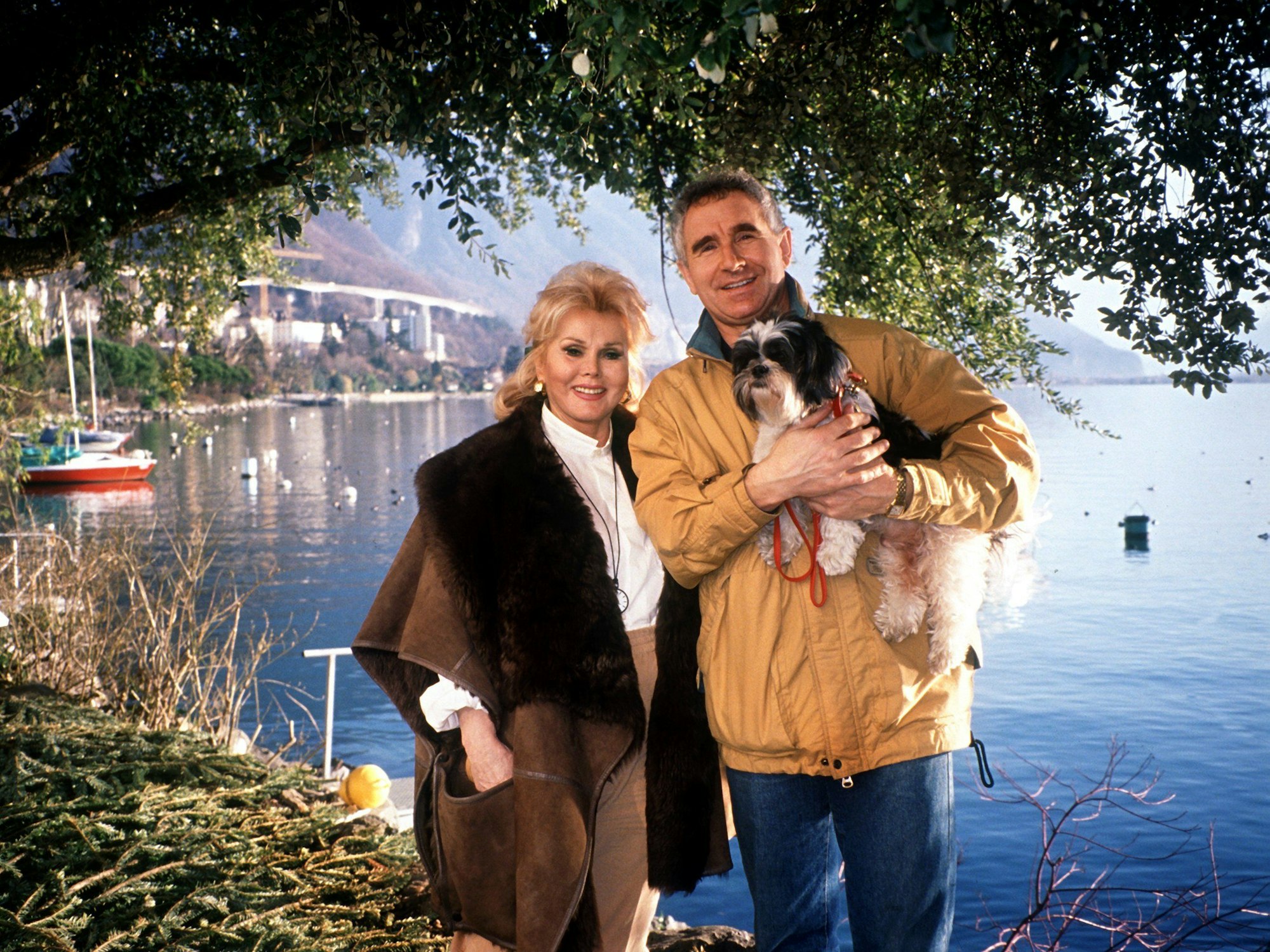 Hollywood-Diva Zsa Zsa Gabor und ihr Mann Prinz Frederic von Anhalt machen im Juni 1990 Urlaub am Genfer See. Mit dabei ihr Hund Egoist.
