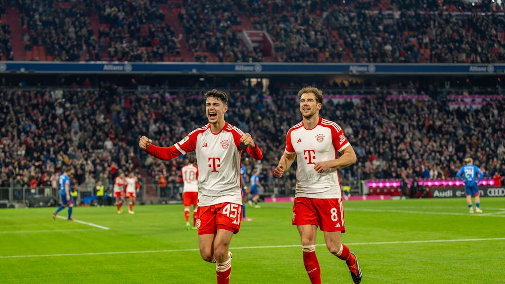 Aleksandar Pavlovic und Leon Goretzka jubeln gemeinsam über ein Tor für den FC Bayern.