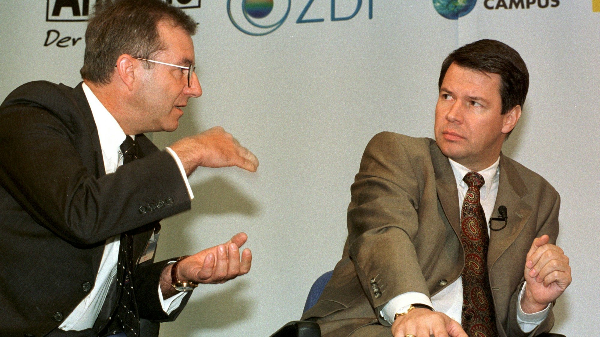 Der damalige Moderator der „ARD-Tagesschau“, Jan Hofer (l), spricht mit dem damaligen Chefnachrichtensprecher von „RTL aktuell“, Peter Kloeppel, am 4. Mai 1999 während einer Diskussionsrunde zum Thema ‚Quotenmacher‘ anlässlich des Medientreffpunktes Mitteldeutschland.