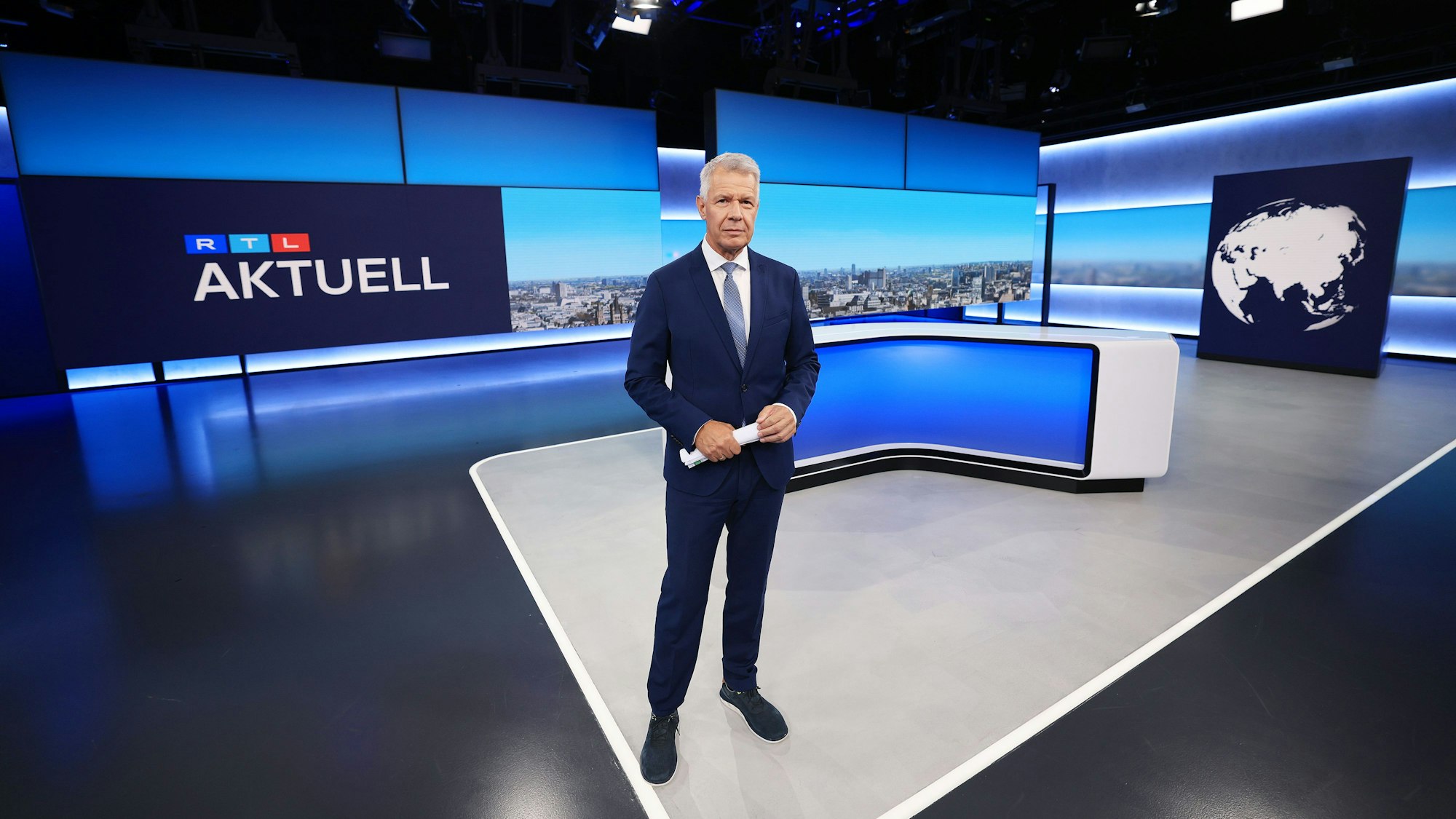 Peter Kloeppel, Fernsehmoderator, steht im neuen „RTL Aktuell“-Studio. Aus dem neuen 360-Grad-Studio wurde am Sonntag (4. September 2022) die erste „RTL aktuell“-Ausgabe gesendet.