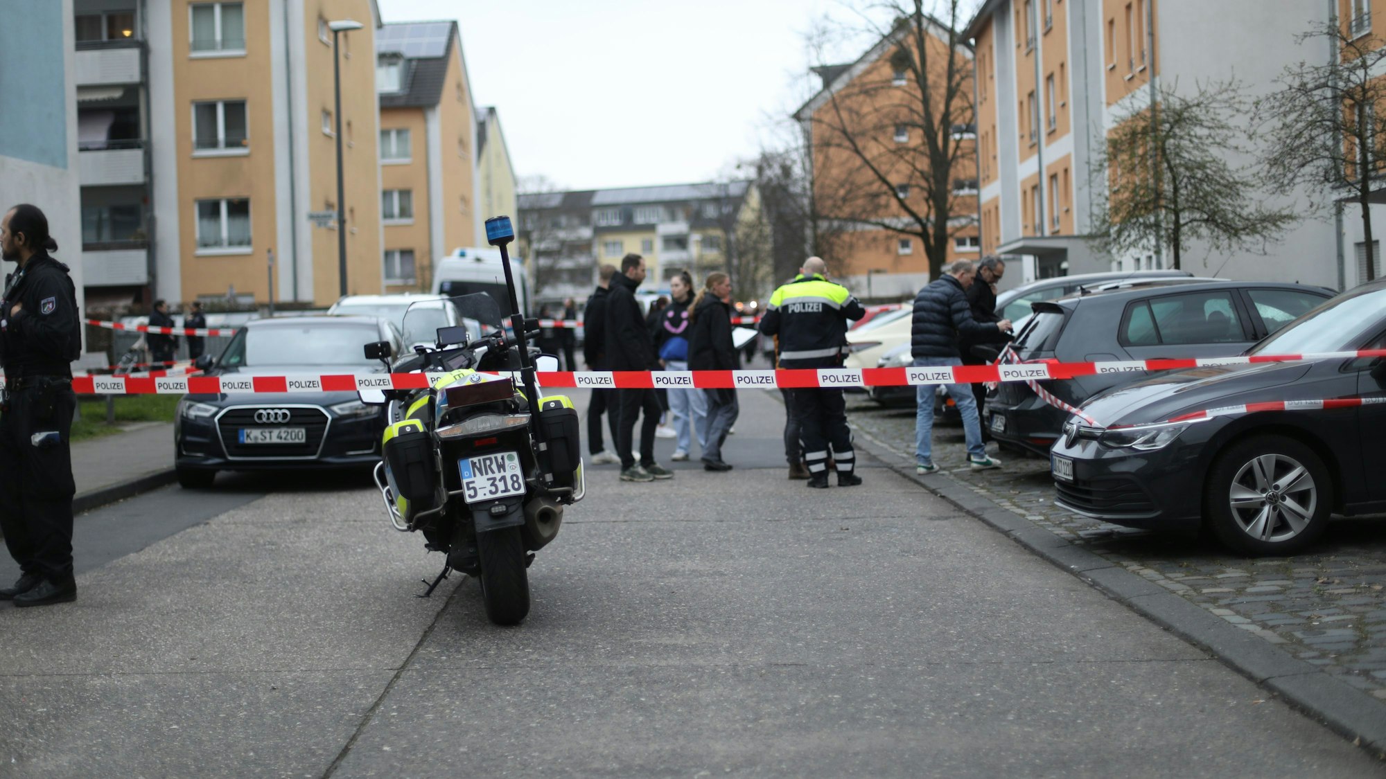 Polizisten untersuchen am Dienstag den Tatort in Köln-Vingst.
