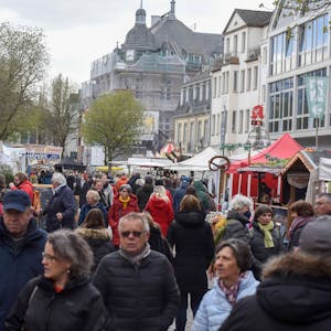 Zu sehen ist der von vielen Passanten besuchte Brühler Markt.
