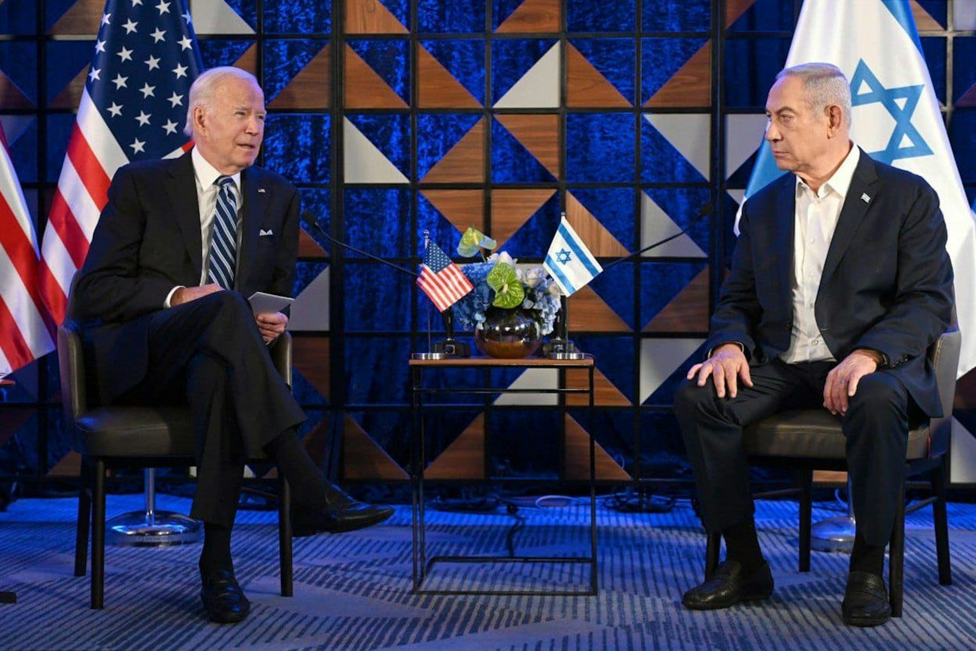 Joe Biden (l), Präsident der USA, und Benjamin Netanjahu, Ministerpräsident von Israel, bei einem Treffen in Tel Aviv.