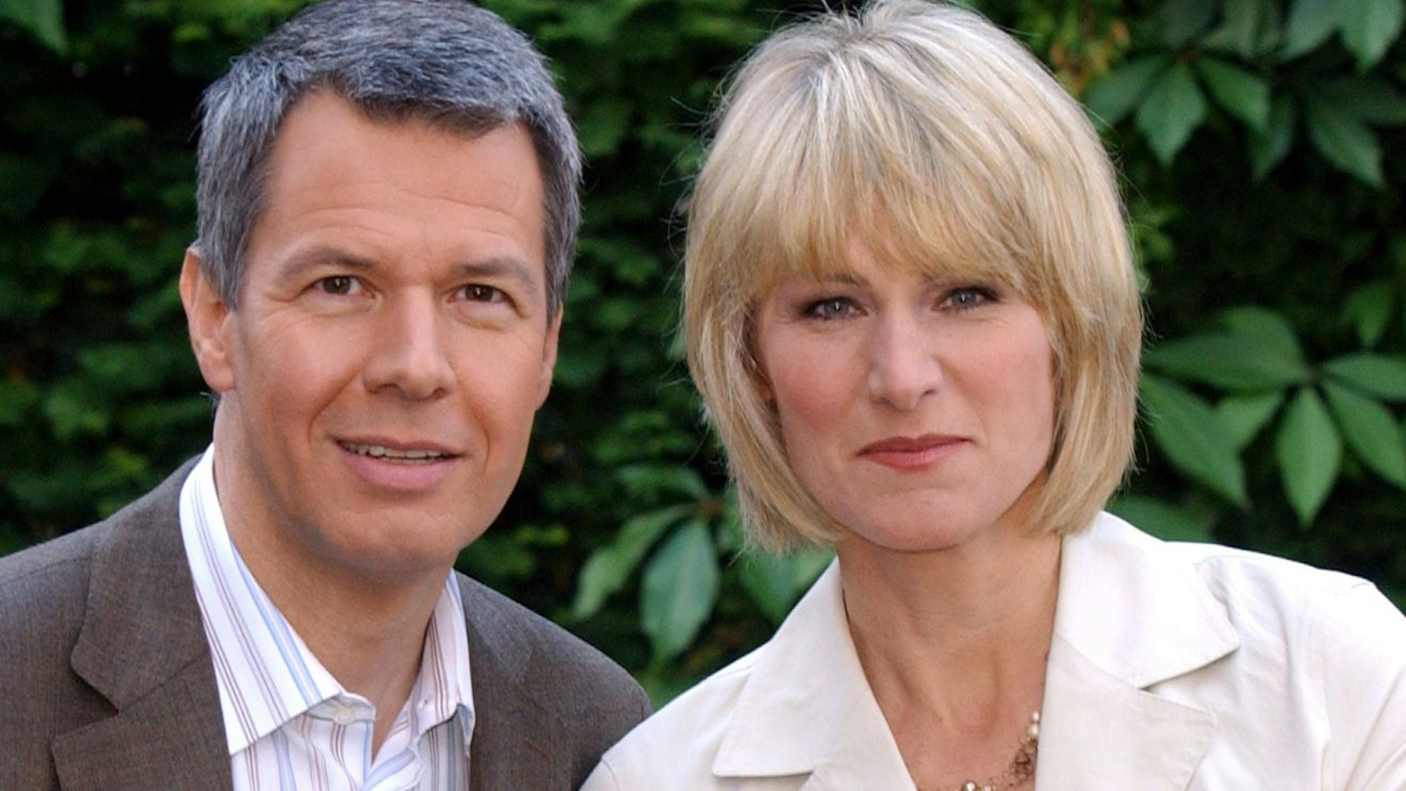 Der Moderator Peter Kloeppel (l) und seine Ehefrau Carol posieren am 16. Juni 2008 in Düsseldorf nach der ZDF-Sendung „Volle Kanne - Service täglich“.