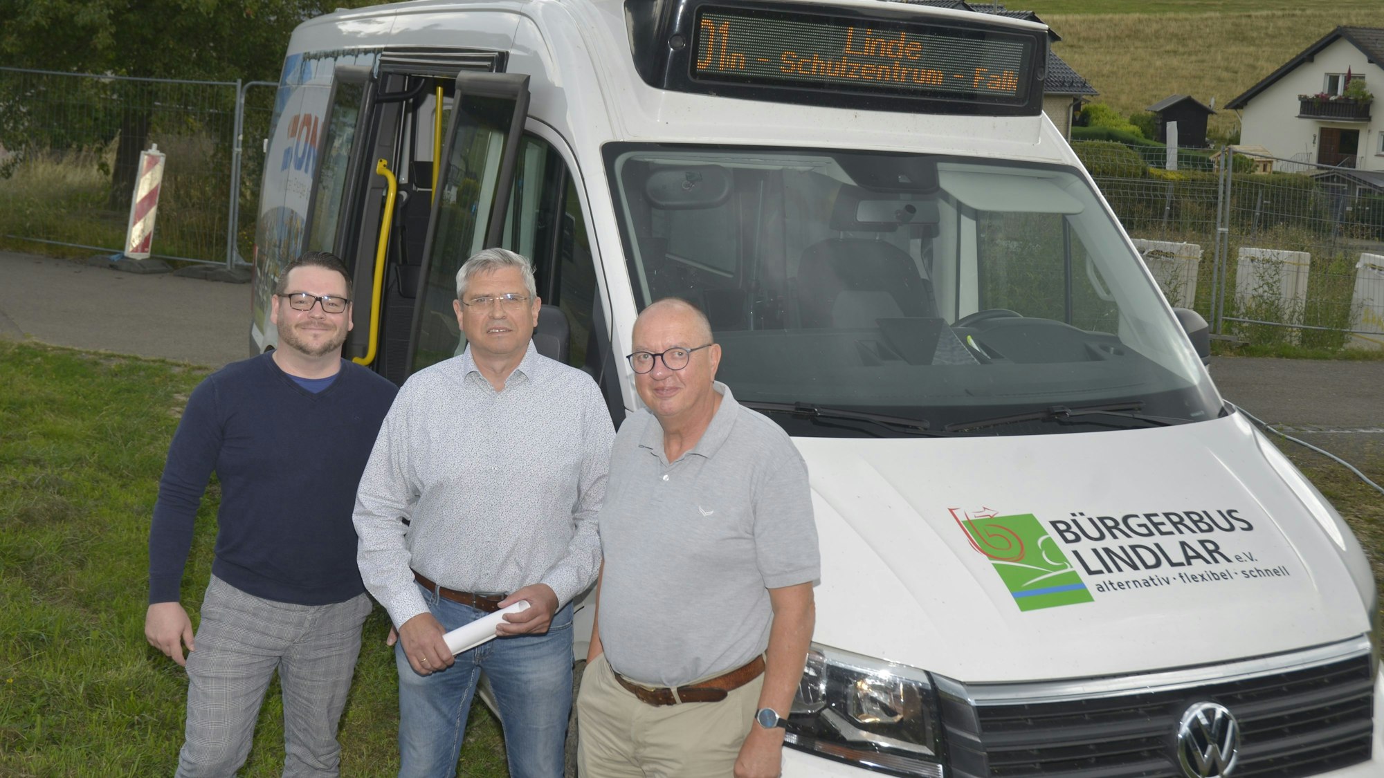 Der Vorstand des Bürgerbusvereins Lindlar mit (v.l.) Patrick Reinhold, Ulf Engelmann und Markus Lücke vor einem Bürgerbus-Fahrzeug.