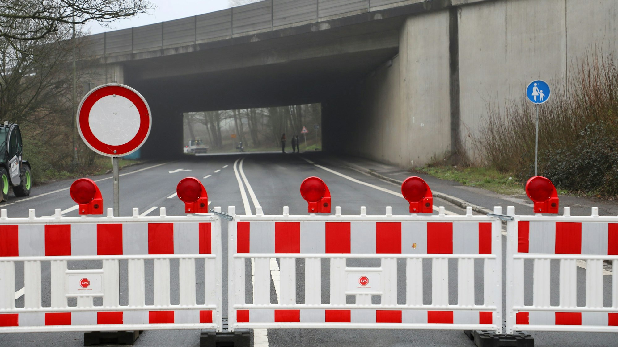 Warnbaken und ein Durchfahrt-verboten-Schild sperren die A4-Unterführung der Landstraße 136 in Overath-Untereschbach.