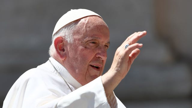 Papst Franziskus hat während seiner wöchentlichen Generalaudienz auf dem Petersplatz die rechte Hand zum Segen erhoben. Er trägt eine weiße Soutane und eine weiße Kappe, genannt Pileolus.&nbsp;