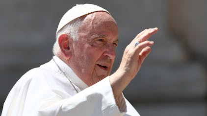 Papst Franziskus hat während seiner wöchentlichen Generalaudienz auf dem Petersplatz die rechte Hand zum Segen erhoben. Er trägt eine weiße Soutane und eine weiße Kappe, genannt Pileolus.&nbsp;