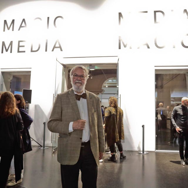 Wulf Herzogenrath, Kurator und Direktor der Sektion Bildende Kunst, Akademie der Künste, steht in der Ausstellung „Magic Media, Media Magic“.&nbsp;
