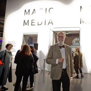 Wulf Herzogenrath, Kurator und Direktor der Sektion Bildende Kunst, Akademie der Künste, steht in der Ausstellung „Magic Media, Media Magic“.&nbsp;