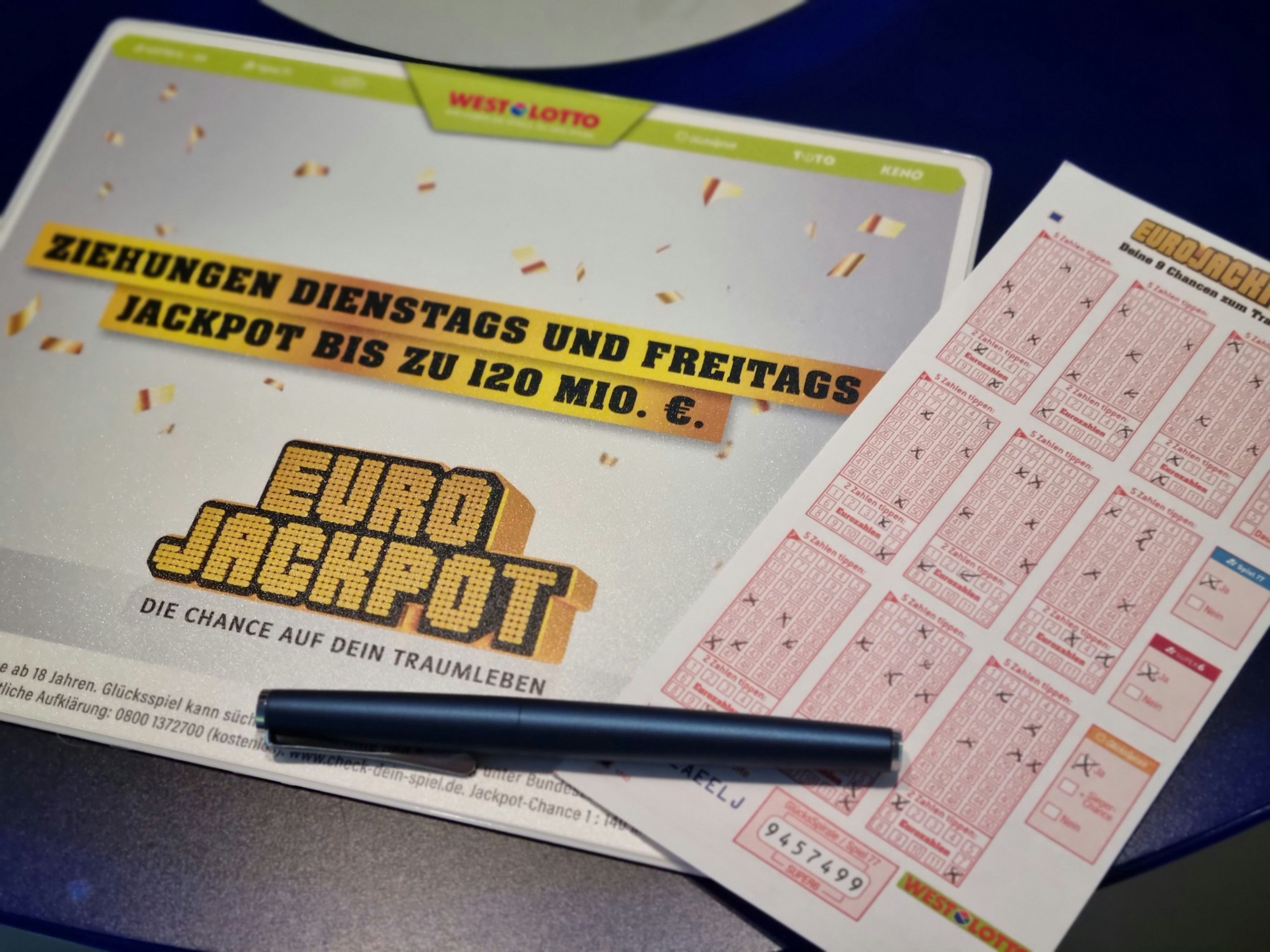 Ein Spielteilnehmer aus Hessen hat den Eurojackpot in Höhe von über 30,5 Millionen Euro geknackt. Am Freitag (8. März) tippte er die fünf richtigen Gewinnzahlen sowie die zwei korrekten Eurozahlen.