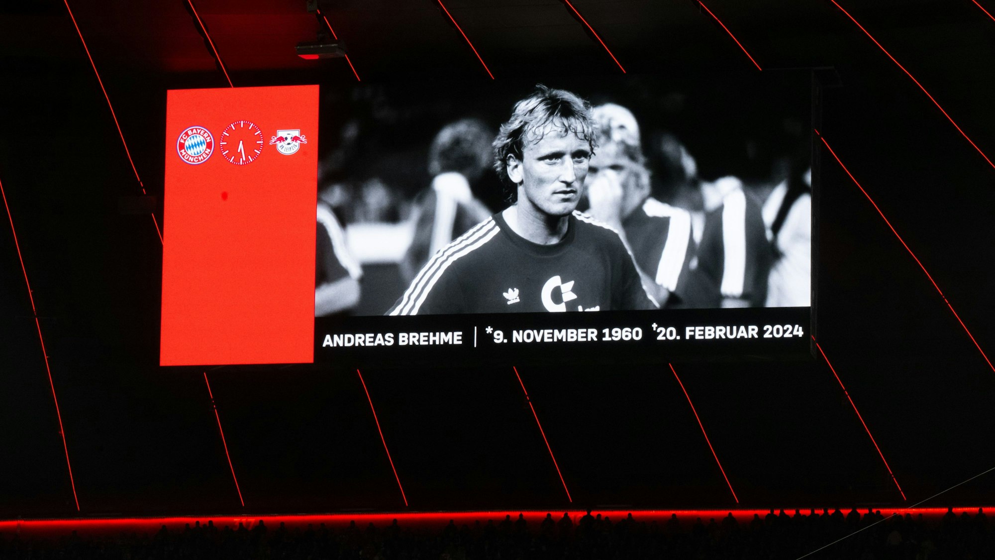 Ein Foto von Andreas Brehme ist während einer Gedenkminute im Stadion auf einer Anzeigentafel zu sehen.