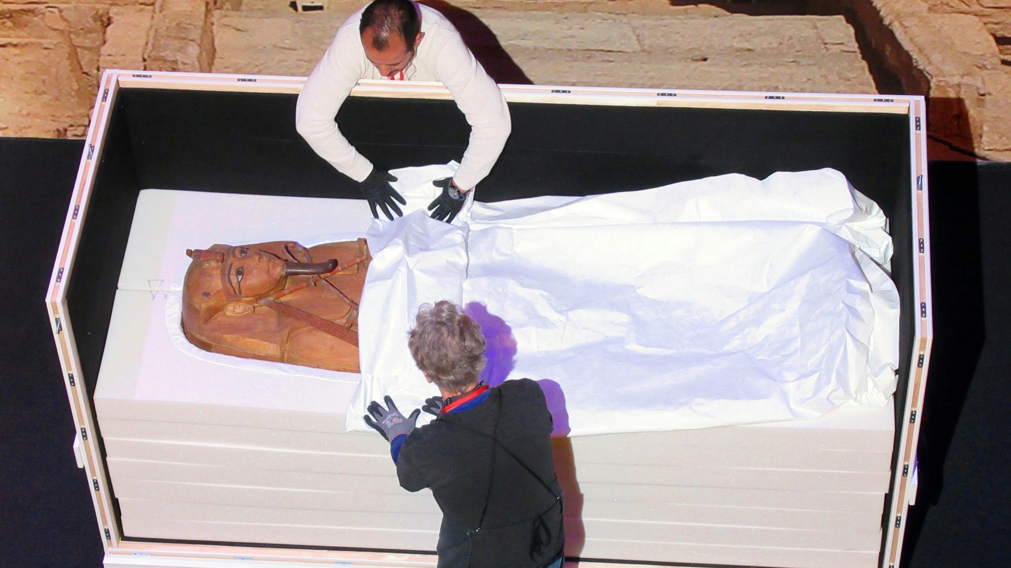 Der Sarkophag von Ramses II. wird in der Grande Halle de la Villette in Paris aus einer Transportkiste geholt. Nun wird er in Köln zu sehen sein.