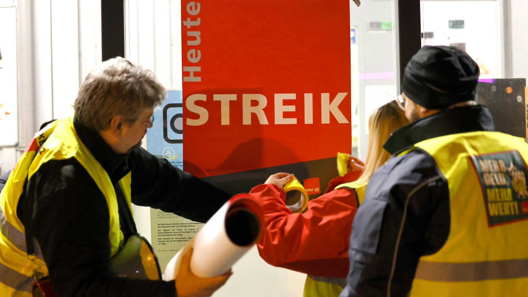 Die Mitarbeitenden der Luftsicherheit am Flughafen Köln/Bonn legen am Donnerstag die Arbeit nieder.